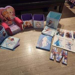 Disney's FROZEN Room Decor